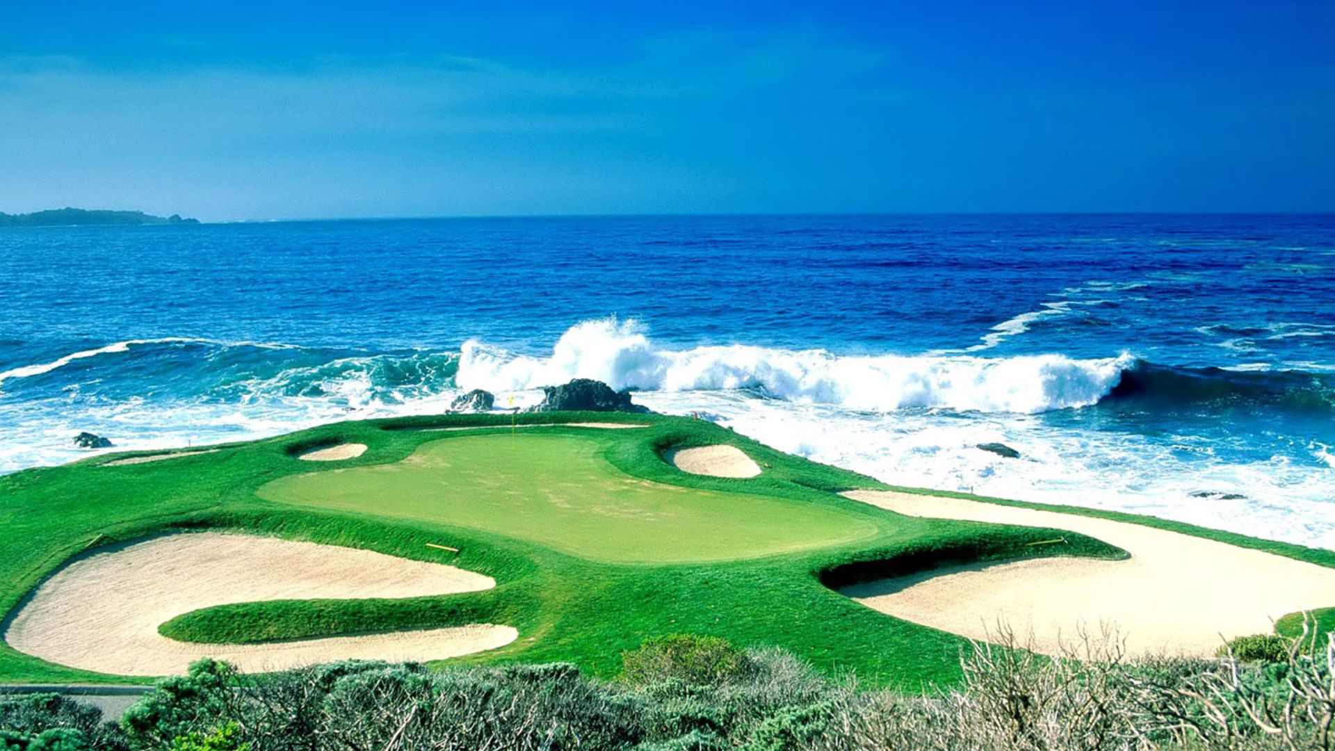 golf-course-along-sea-side